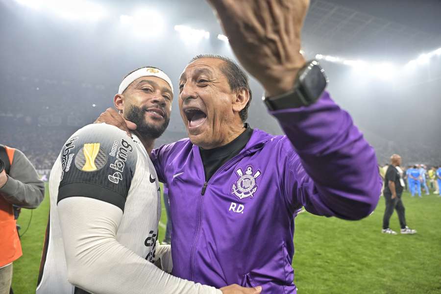 Díaz (derecha) y Memphis tras su primera victoria con el Timão