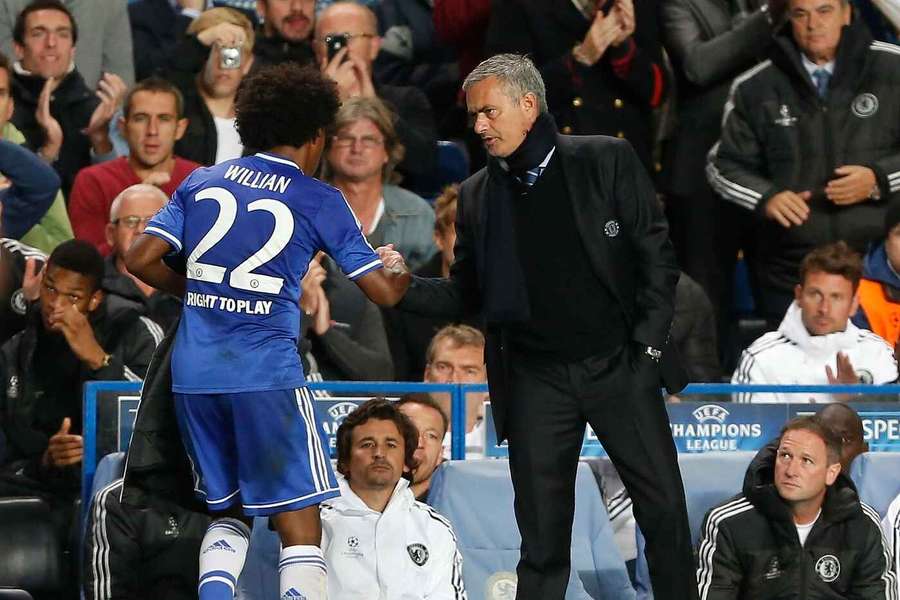 Willian serre la main de José Mourinho