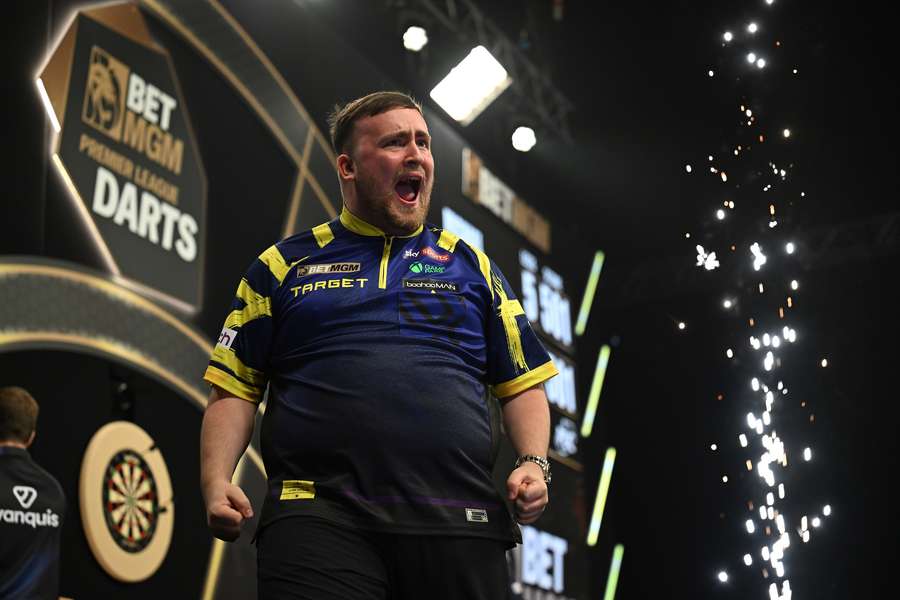 Luke Littler feiert.