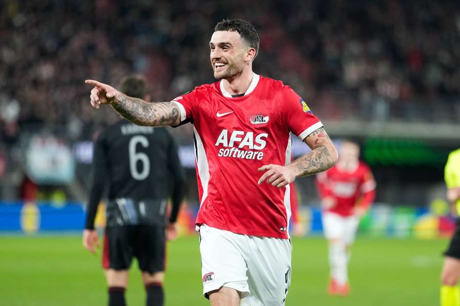 Troy Parrott dal oba góly Alkmaaru při výhře nad Spartou 2:0.