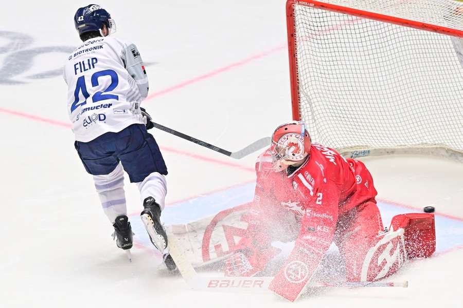 Matyáš Filip rozhodl v samostatných nájezdech o výhře Plzně nad Třincem.