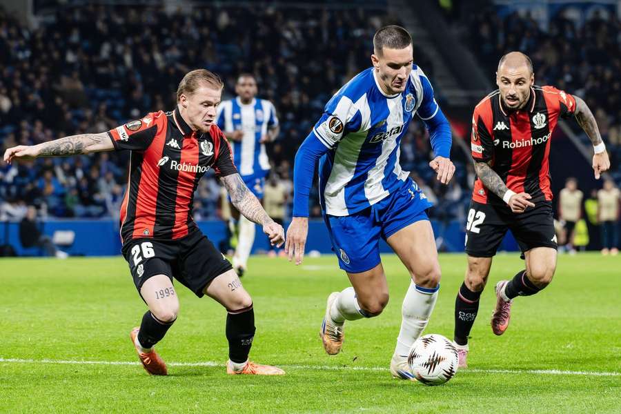Deniz Gul foi titular com o Nice mas falhou receção ao Estoril