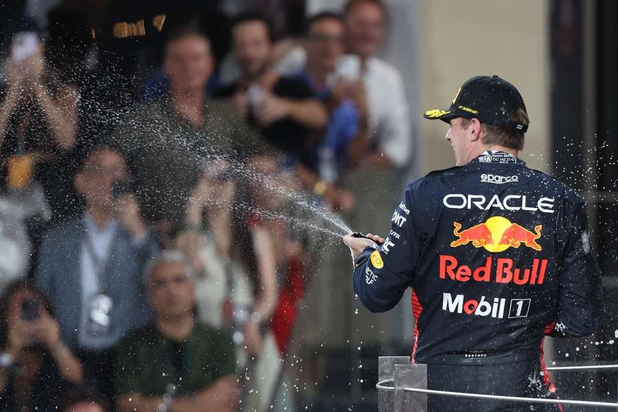 Verstappen strooit naast records met champagne