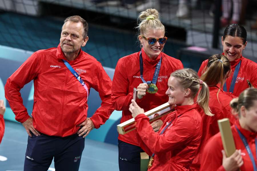 Hergeirsson og de norske spillere efter OL-guld i Paris.