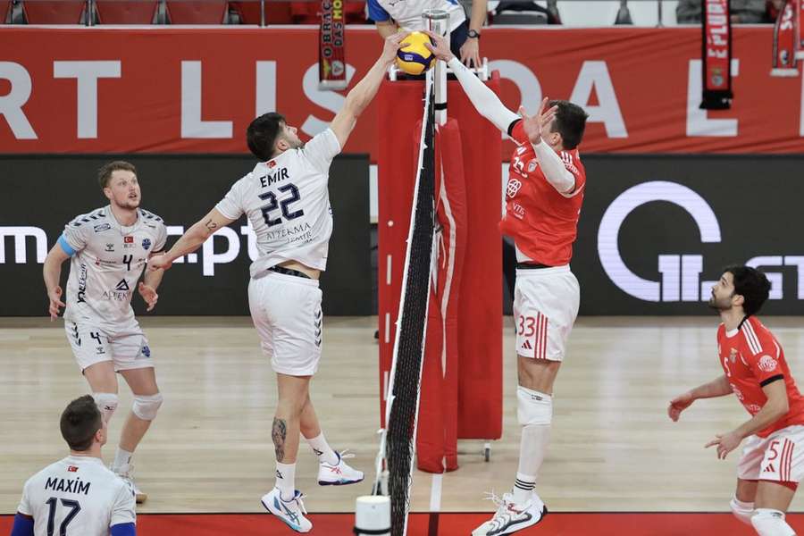 Benfica venceu os turcos do Altekma por 3-2 na Luz