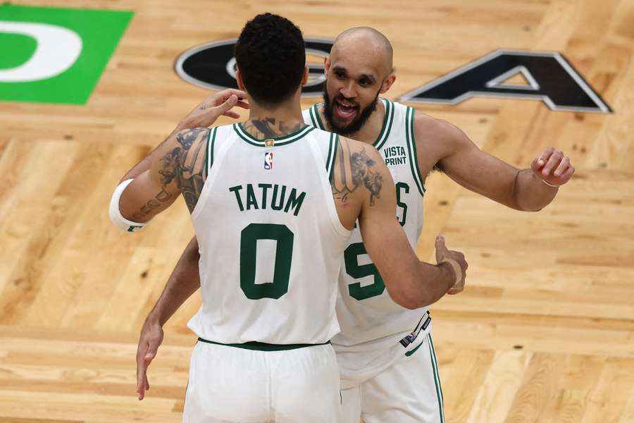 Jayson Tatum und Derrick White bejubeln den ersten Sieg der Celtics in der Serie gegen Indiana.