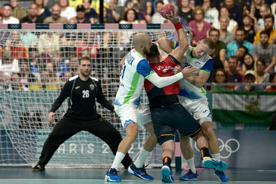 Los Hispanos ganan ante la combativa Eslovenia.