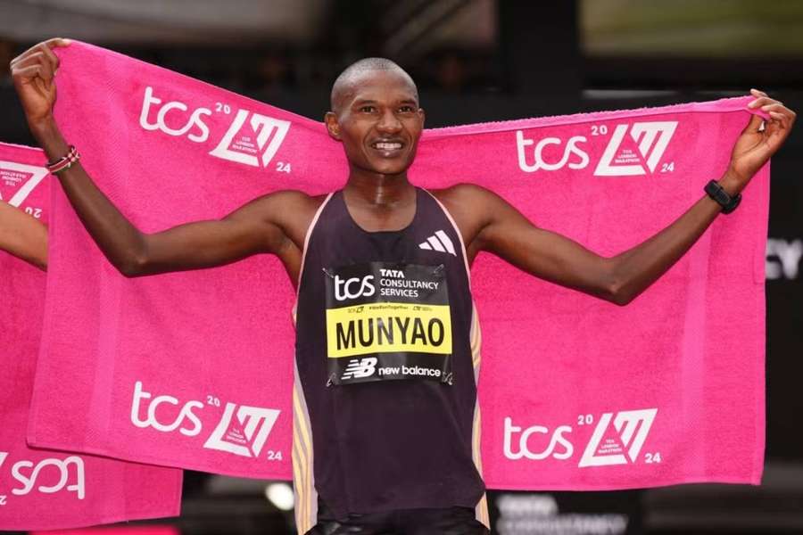 Alexander Mutiso Munyao celebra a sua vitória.