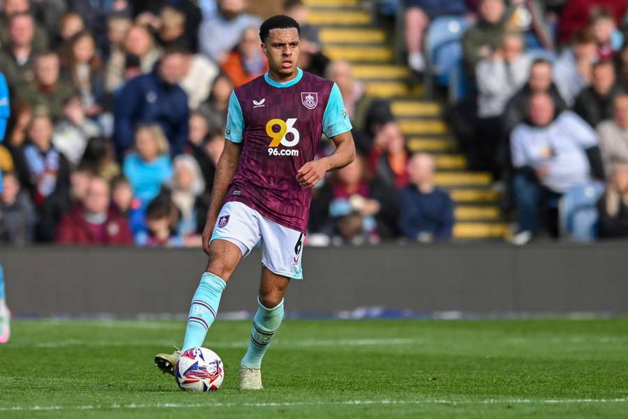 Burnley battle to keep Egan-Riley as Marseille, West Ham circle