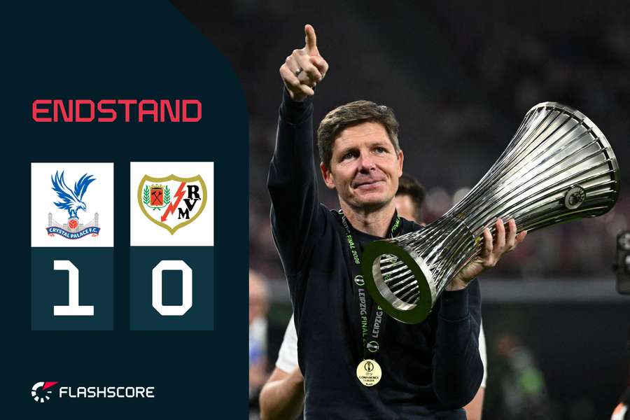 Crystal Palace und Glasner (r.) feiern mit dem Pokal Crystal Palace und Glasner (r.) feiern mit dem Pokal