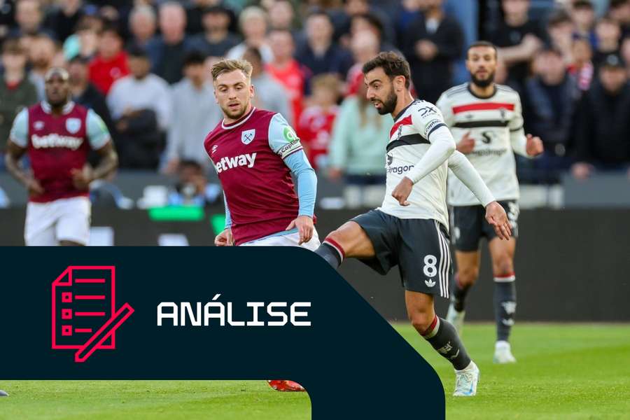 Jarrod Bowen, do West Ham, disputa a bola com Bruno Fernandes, do Manchester United