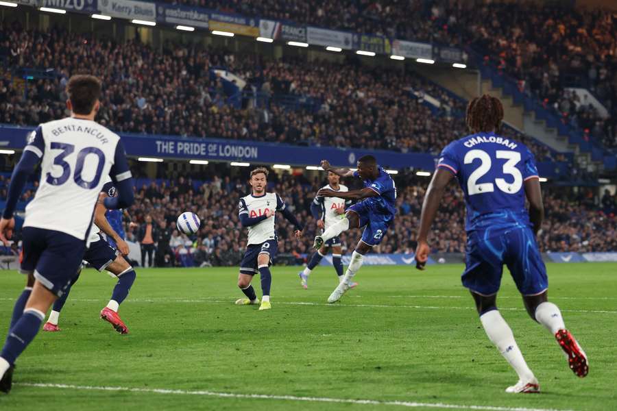 Moises Caicedo z Chelsea strzela drugiego gola dla Chelsea FC w meczu z Tottenhamem