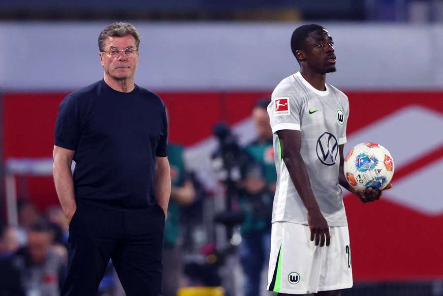 Hecking (l.) konnte den Abstiegt des VfL Wolfsburg nicht verhindern