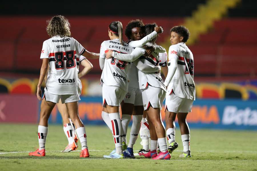 Karla Alves é celebrada por companheiras após gol na Ilha do Retiro