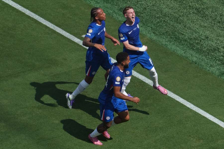 Palmer, Joao Pedro y James celebran el segundo gol del inglés al PSG