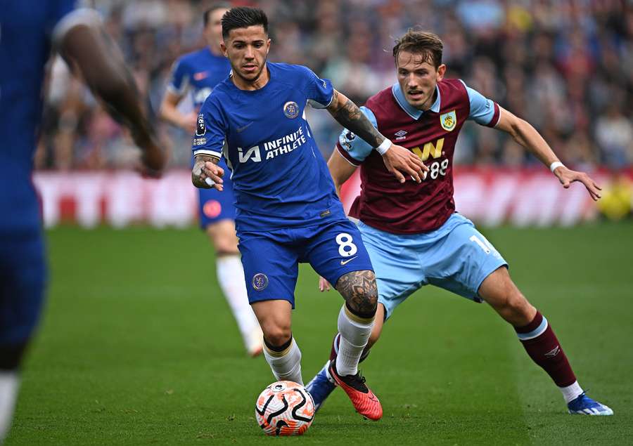 Burnley's Norwegian midfielder Sander Berge (R) vies with Chelsea's Argentinian midfielder Enzo Fernandez