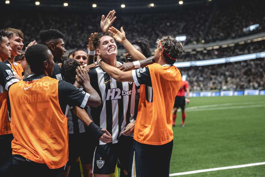 Román foi muito celebrado pelos companheiros