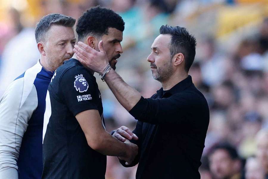 Solanke shakes hands with De Zerbi as he is substituted