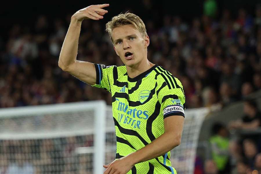 Odegaard comemora gol de pênalti marcado no Selhurst Park