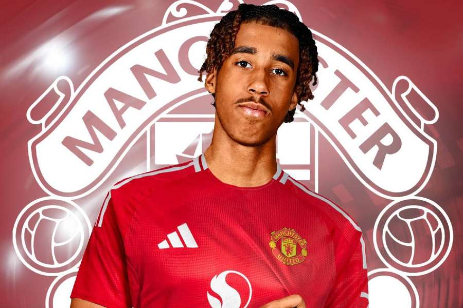 Leny Yoro a semnat cu Manchester United