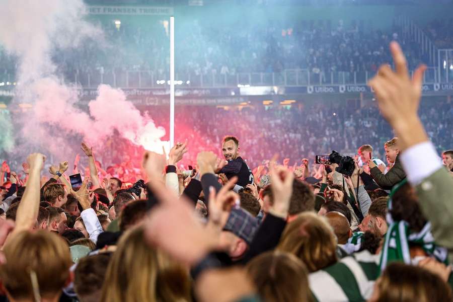 Doelman Jurjus op de schouders tijdens de pitch invasion