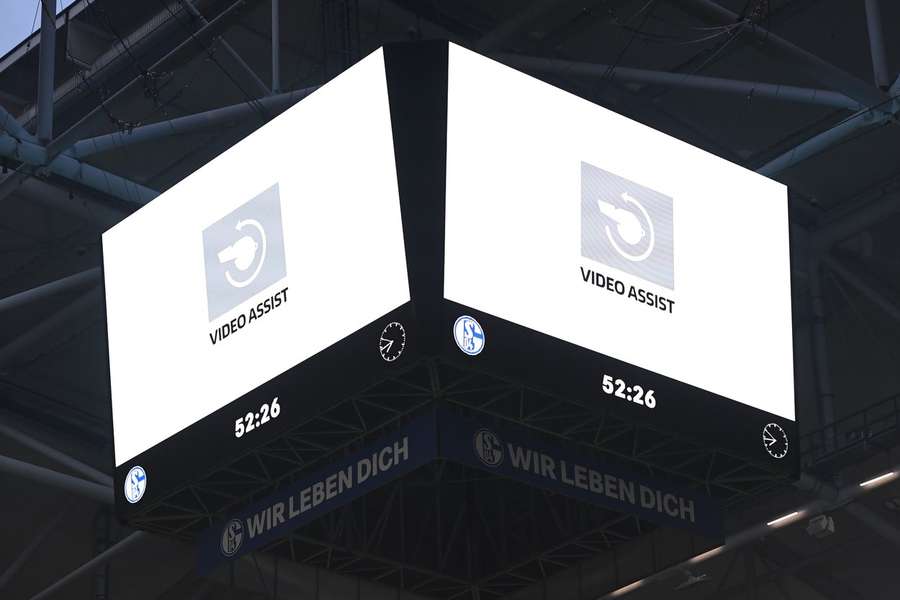 Videoüberprüfung in der VELTINS Arena bei der Partie zwischen Schalke und Bochum.