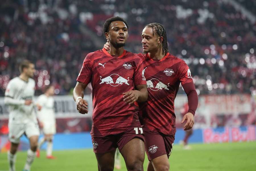 RB Leipzigs Lois Openda mit Xavi Simons.