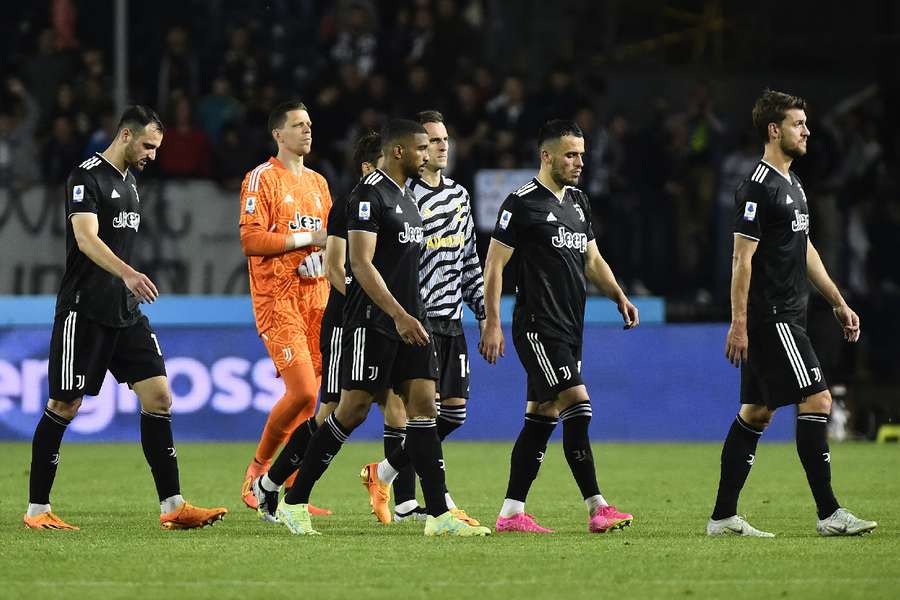 Juventus walk off after the loss to Empoli