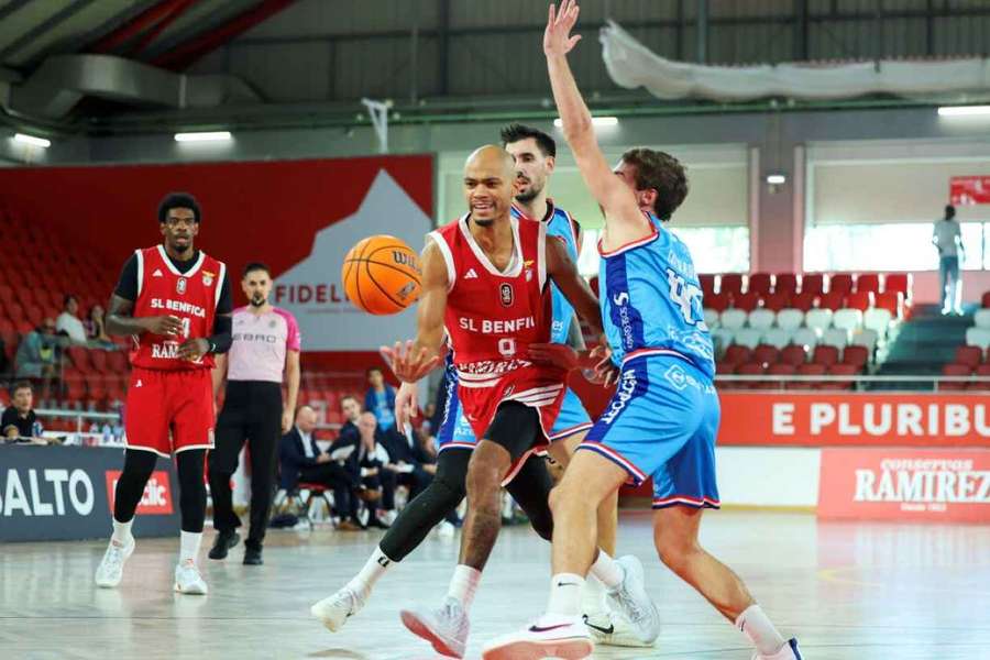 Eugene Crandall ajudou o Benfica a vencer a Oliveirense com nove pontos, dez ressaltos e cinco assistências
Eugene Crandall ajudou o Benfica a vencer a Oliveirense com nove pontos, dez ressaltos e cinco assistências