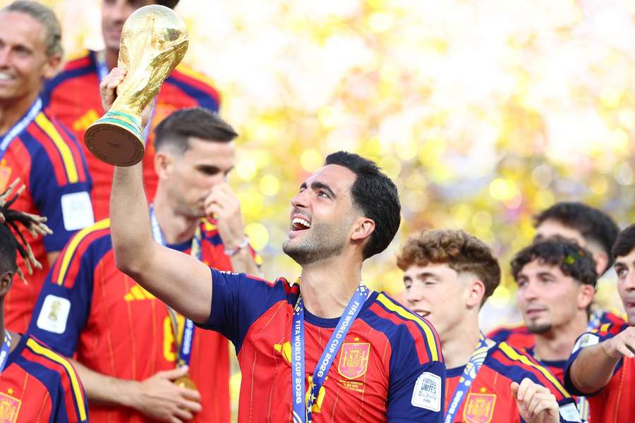 Mikel Merino s trofejí pro mistry světa. Mikel Merino s trofejí pro mistry světa.
