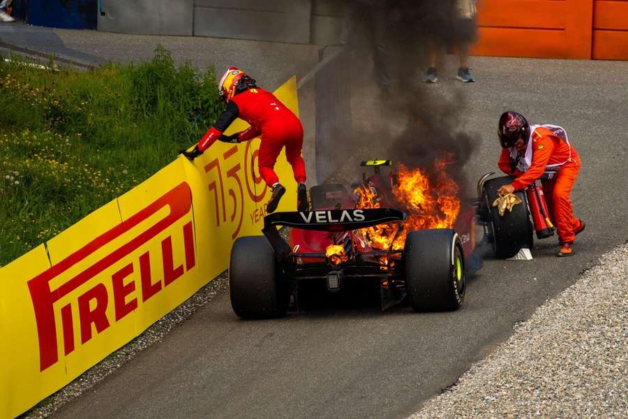 Carlos Sainz springt aus seinem brennenden Ferrari