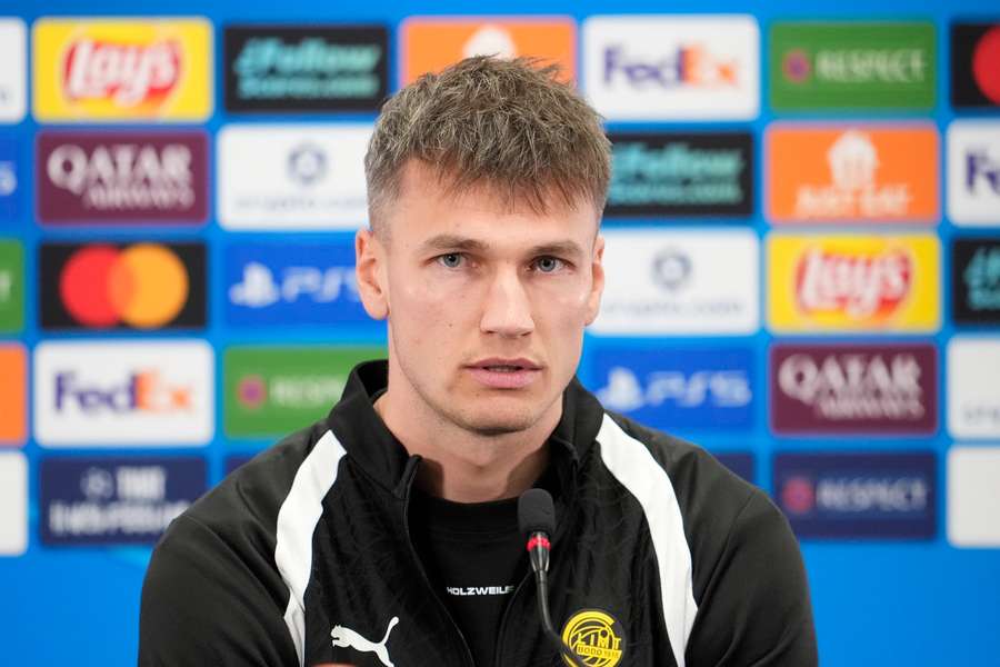 Odin Bjortuft, central do Bodo/Glimt, em conferência de imprensa