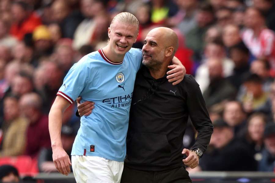 Pep Guardiola met zijn sterspeler Erling Haaland