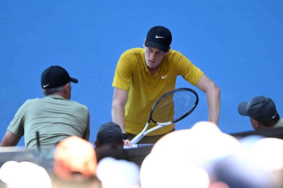 Jannik Sinner v utkání se Spizzirrim. Poté, co dostal křeče, zatáhli střechu. A pak souboj s outsiderem otočil Jannik Sinner v utkání se Spizzirrim. Poté, co dostal křeče, zatáhli střechu. A pak souboj s outsiderem otočil