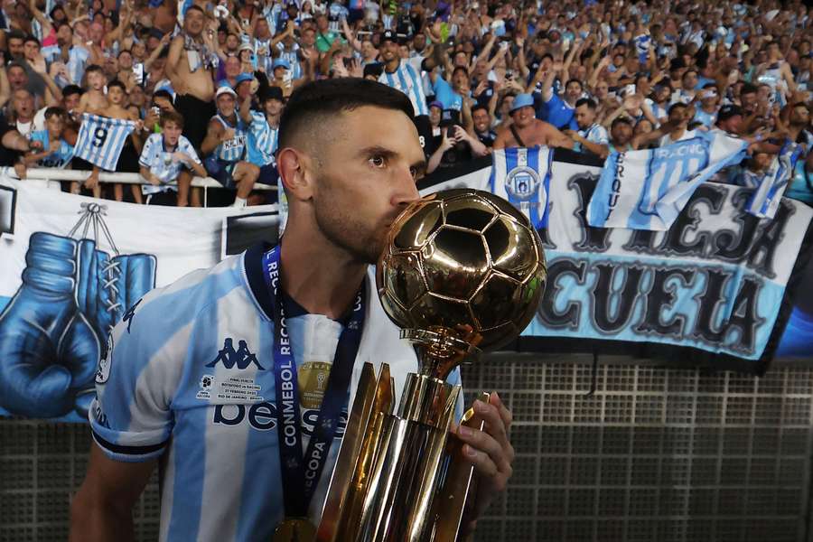 Adrián, Maravilla, Martínez con la Recopa Sudamericana ganada en 2025 por Racing