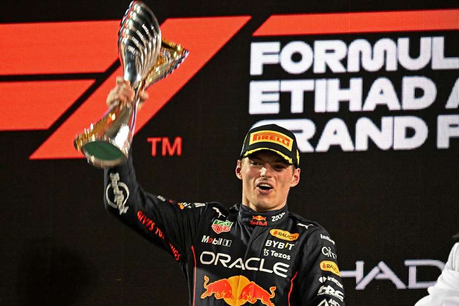 Max Verstappen sagrou-se bicampeão após a 15.ª vitória da época, em Abu Dhabi