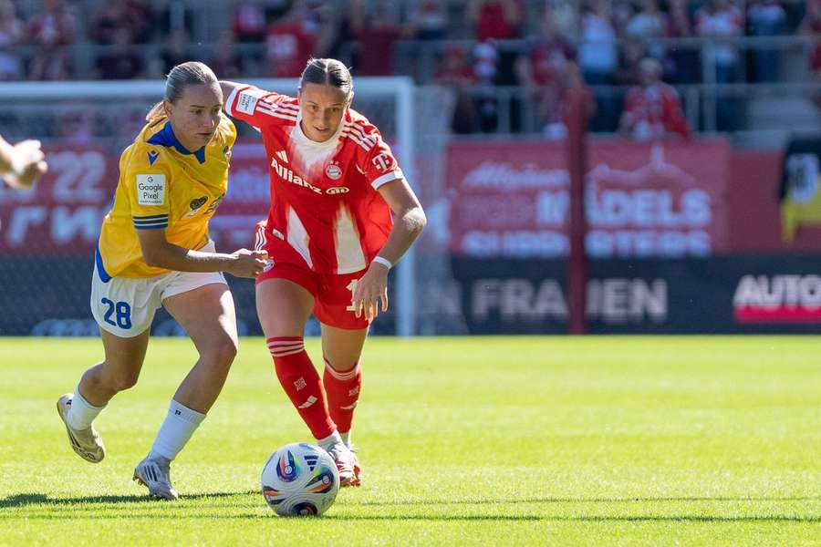 Emily Reske (l.) und Klara Bühl (r.) im Kampf um den Ballbesitz