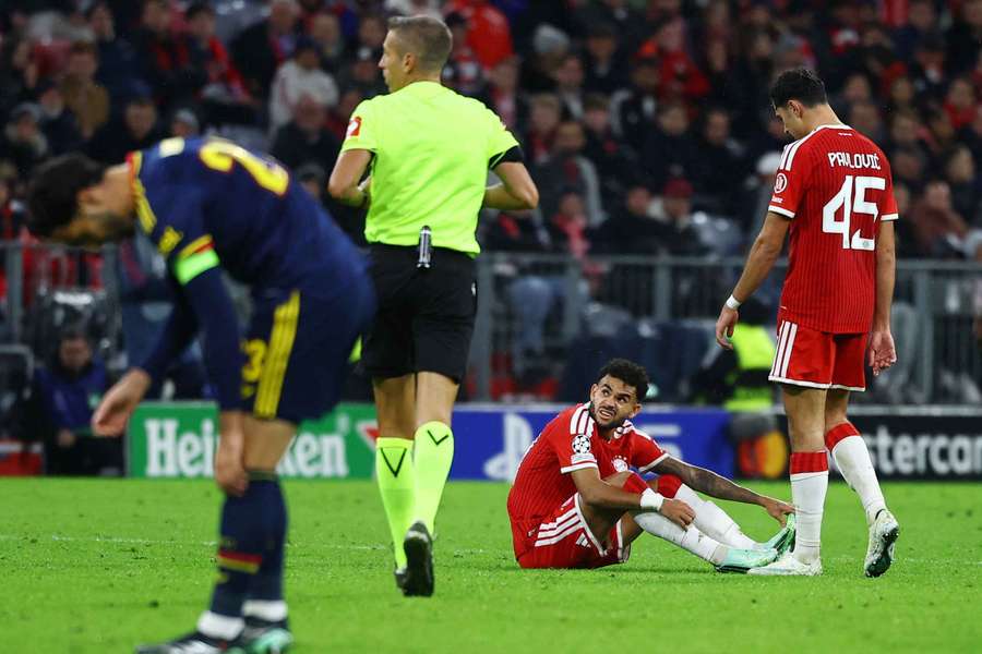 Luis Díaz, en el suelo durante el partido contra el Arsenal Luis Díaz, en el suelo durante el partido contra el Arsenal
