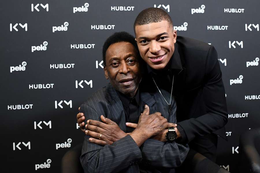 Pele poses with Mbappe