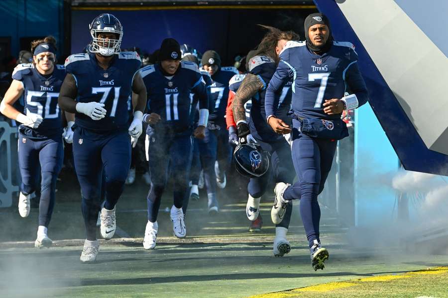 Titans met derde quarterback tegen Cowboys: Dobbs start in plaats van Willis