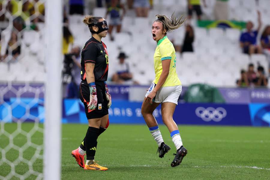 Brasil contou com lambança espanhola para abrir o placar