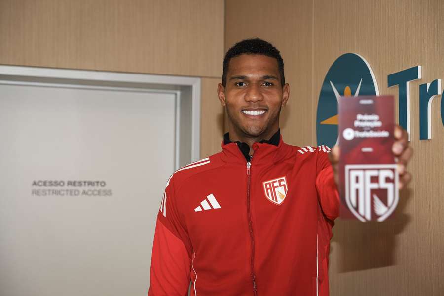 Adriel, guarda-redes do AFS, com o prémio