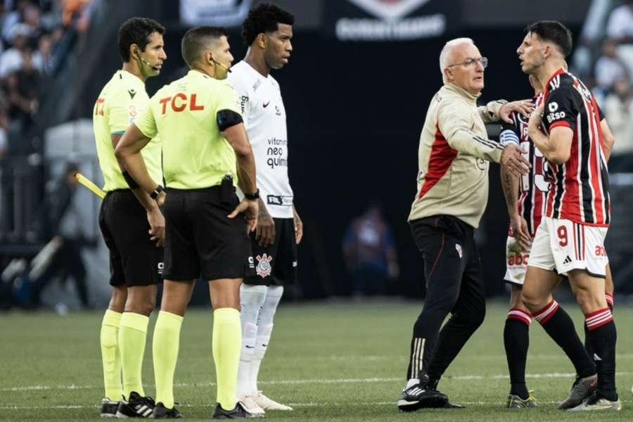 Calleri reclamou muito com a arbitragem no intervalo