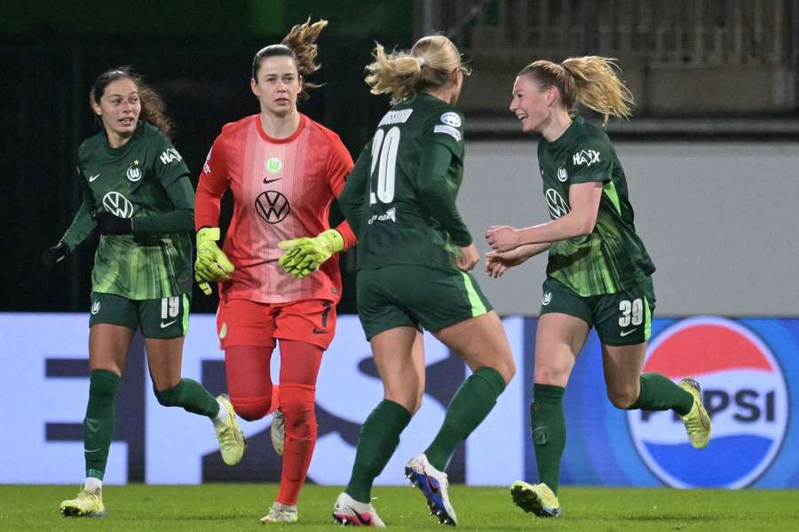 Die Wolfsburgerinnen jubeln mit Torschützin Linder (r.).