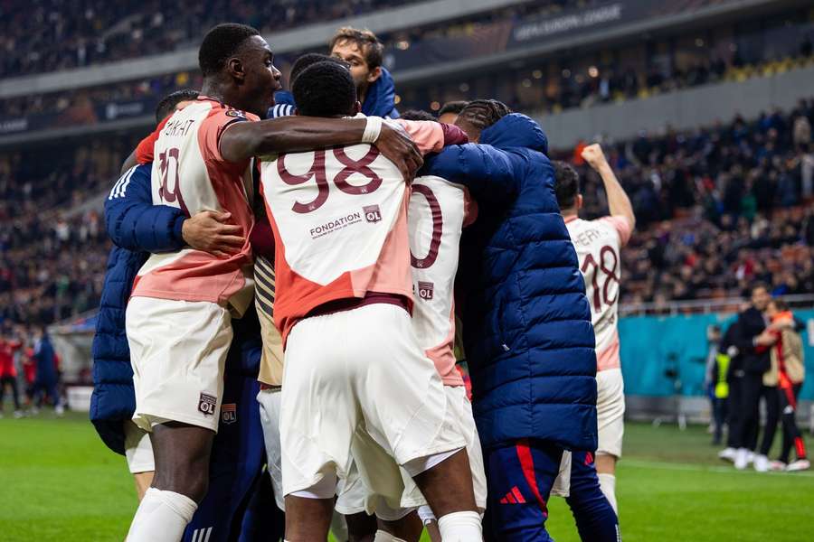 Jucătorii lui Lyon sărbătorescu un gol Jucătorii lui Lyon sărbătorescu un gol