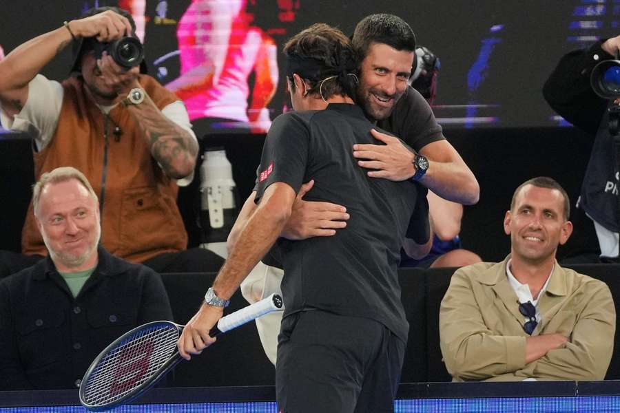 Novak Djokovic îl îmbrățișează pe Roger Federer la ceremonia de deschidere a Australian Open, la Melbourne, pe 17 ianuarie 2026 Novak Djokovic îl îmbrățișează pe Roger Federer la ceremonia de deschidere a Australian Open, la Melbourne, pe 17 ianuarie 2026
