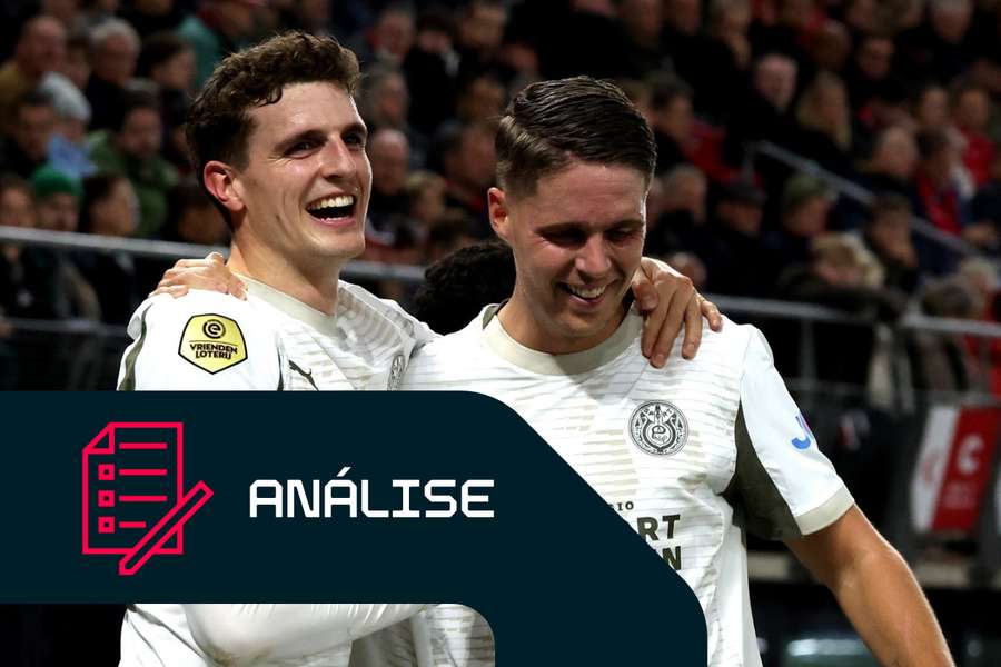 Guus Til (E) e Joey Veerman, do PSV, celebram um golo fora frente ao AZ