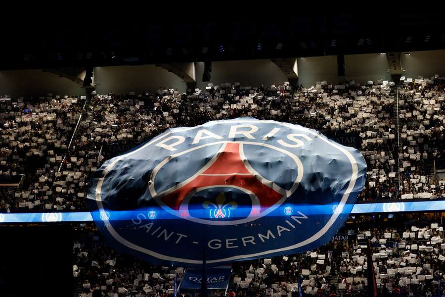 O emblema do PSG levantado pelos seus adeptos