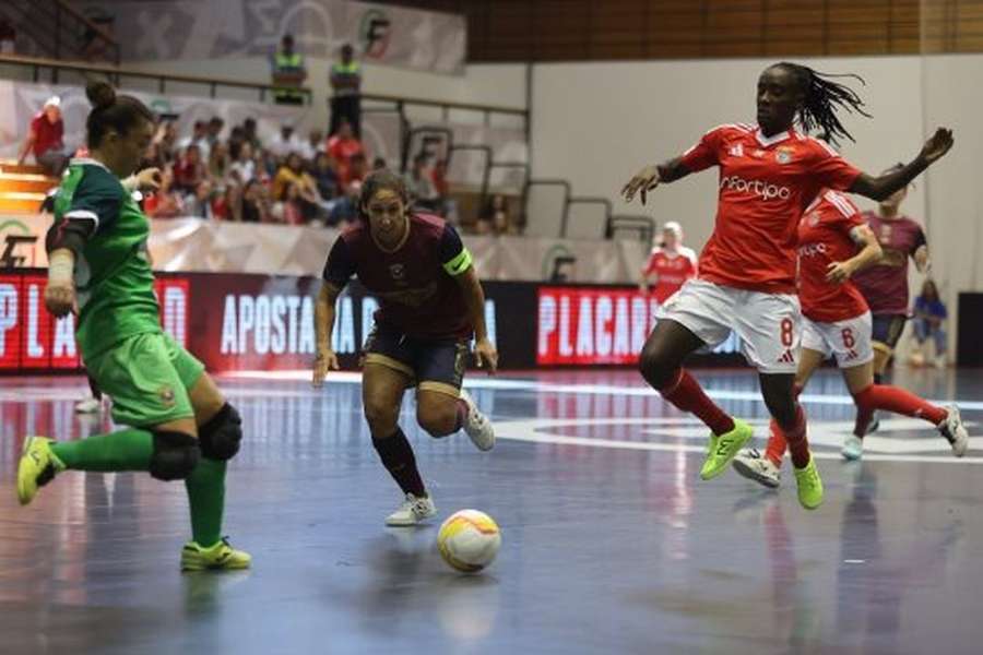 Benfica venceu o Torreense por 4-0 em Torres Novas