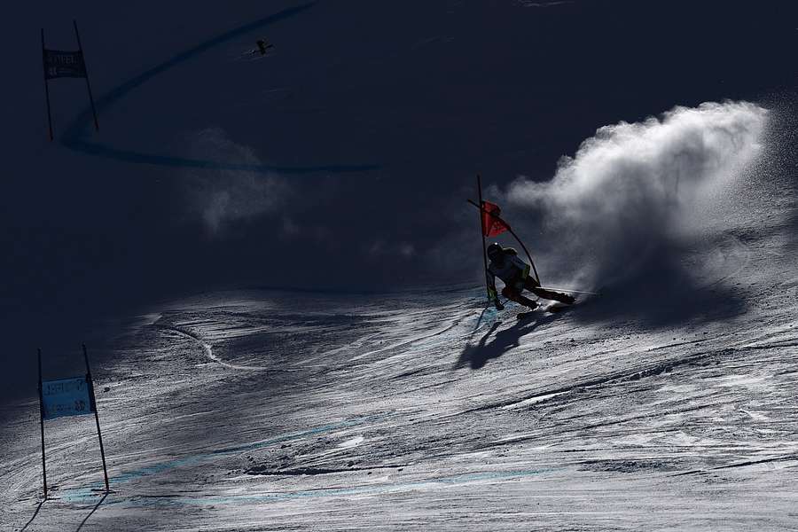 Una esquiadora, en pleno descenso